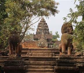 Entrance staircase at Banteay Samre Temple