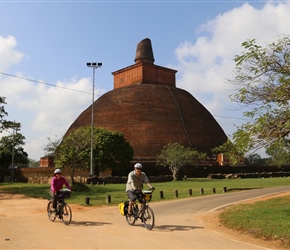 Mike and Nikkey leave Jethawanaramaya dagoba