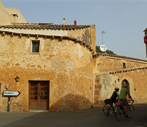 Barney and Linda leave s'Alqueria Blanca