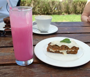 Milkshake and carrot cake at Akkerboom