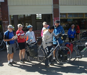 Martin can't quite believe the weight of this touring bike at Juike