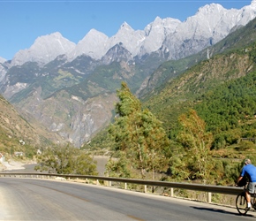 Phil approaches the Yangtsee River and Tiger Leaping Gorge