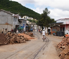 Peter and Gina enter Tianshenglong, quite a look of surprise.