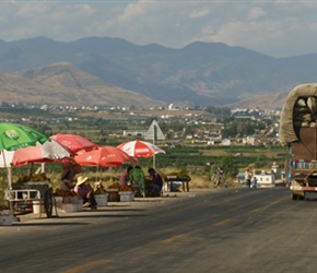 Orange sellers on route to Binchuan