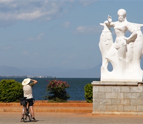 Graham photographs statue celebrating Bai minority culture