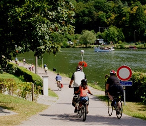 Lester, Ruby and Linda descend to the River Meuse Cycleway