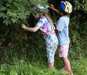 Louise and Kate picking blackberries on the road from Spontin to Crupet