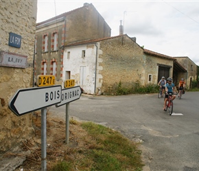 Kate passes sign to Bois