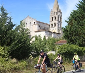 Matthew, Anna Lisa, Caroline pass Abbaye Saint Etienne de Bassac 