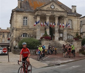 Sam Hallam et al leave Chateauneuf