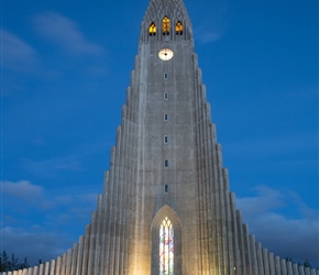 Hallgrímskirkja lit up at night