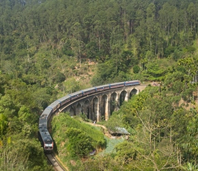 The 0920 crosses the 9 arches bridge in Ella