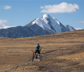 Tuul checks out Khüiten Peak