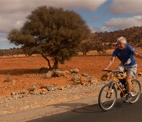 Yes it wasn't Neil's orriginal bike. Due to a derailler hanger implosion, it was the turn of Aby's hack bike to take a trip to the sea