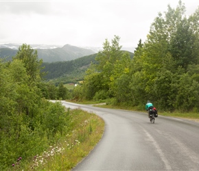 Siobhan starts the descent from Beitostolen