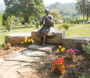 Piper statue in Permet